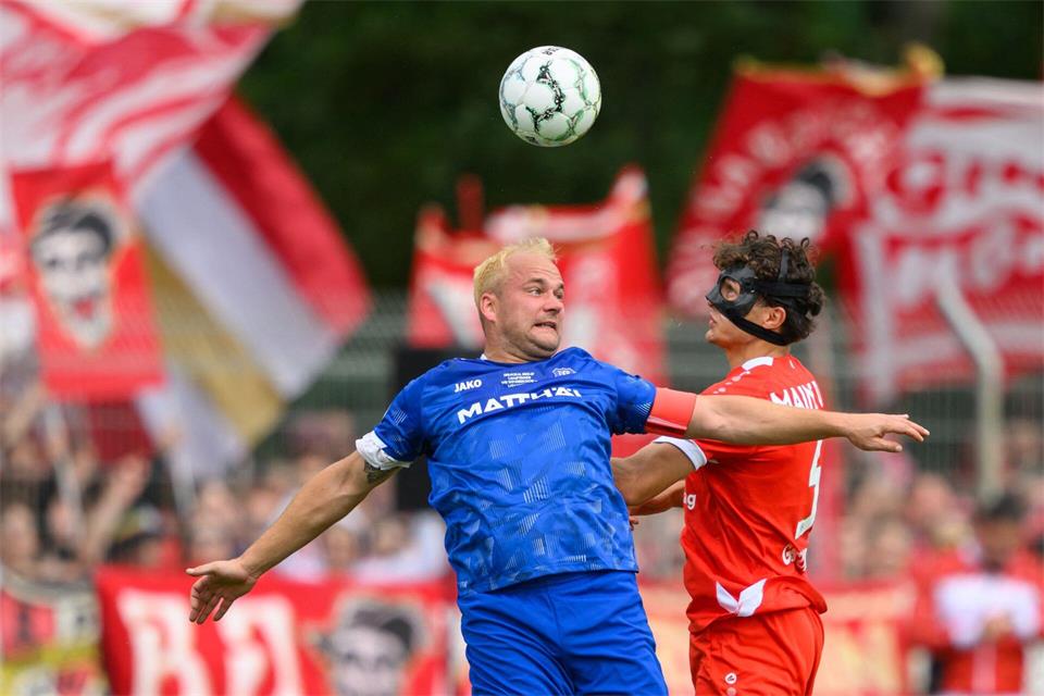 Krieschows Sturmlegende Andy Hebler (l) hatte einen schweren Stand.Robert Michael/dpa