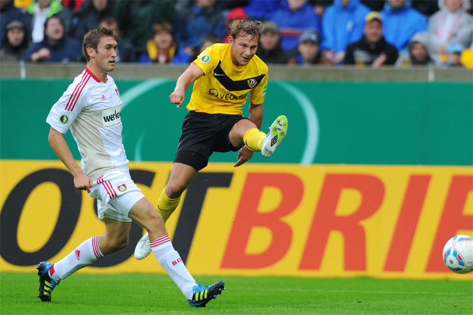 Krieschows Trainer Robert Koch (r) konnte mit Dynamo Dresden bereits Pokalüberraschungen sammelnpicture alliance / dpa