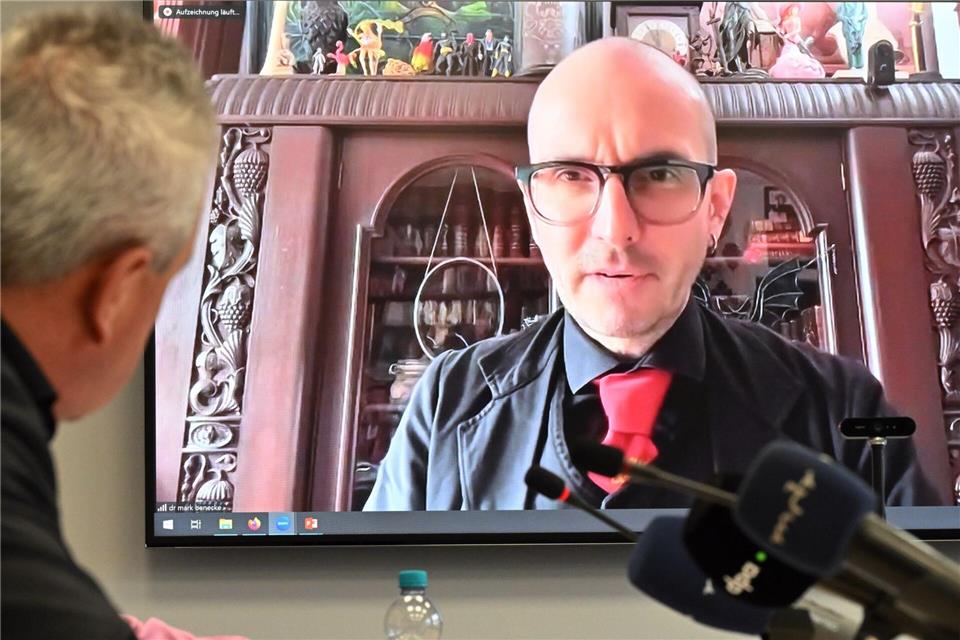 Kriminalbiologe Benecke sagt, er habe ebenfalls eine Probe von Hitlers Blut genommen, von der Lehne des Sofas, auf dem sich Hitler erschossen hat. (Archivbild)Martin Schutt/dpa