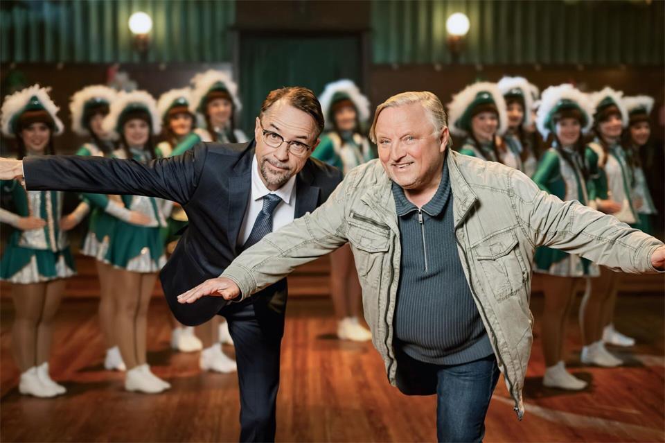 Kriminalhauptkommissar Frank Thiel (rechts, Axel Prahl) und Rechtsmediziner Professor Karl-Friedrich Boerne (Jan Josef Liefers) werden im „Tatort: Narrentanz“ (15.11. im Ersten) in die Welt des westfälischen Karnevals katapultiert. (WDR-Handout)Martin Valentin Menke/WDR/Bavaria Fiction GmbH/dpa