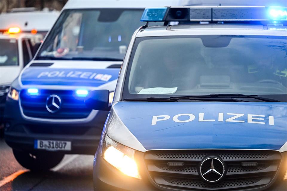 Kriminalpolizei und Staatsanwaltschaft ermitteln wegen Beihilfe zum Computerbetrug in mehr als 18.000 Fällen. (Symbolbild)Jens Kalaene/dpa