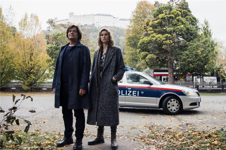 Kriminalpsychologe Meiberger (Fritz Karl) und Kommissarin Grünwald (Lisa Schützenberger) auf dem Weg zu den Eltern des zweiten Opfers in einer Szene aus der Folge „Tod am Wolfgangsee“ aus der Krimireihe „Der Salzburg-Krimi“ (undatiert).Victoria Herbig/ARD/dpa