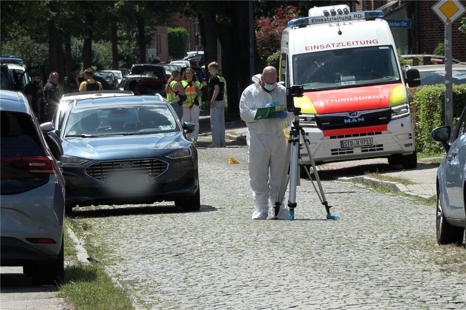 Kriminaltechniker der Polizei sind im Einsatz, um Spuren zu sichern. Fabian H�fig/NEWS5/dpa