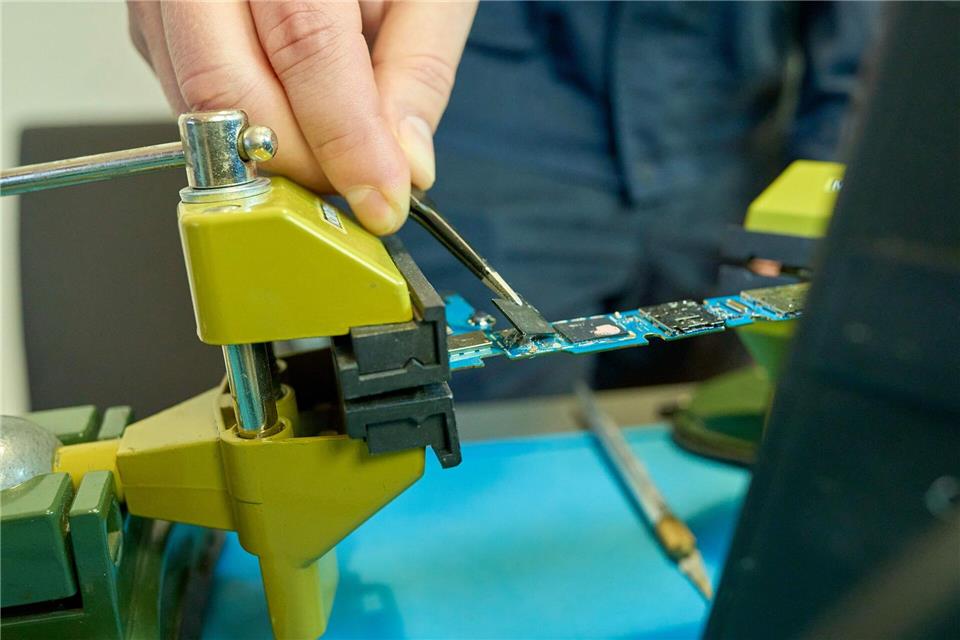 Kriminaltechniker lösen auch Speicherchips von Platinen. Sascha Ditscher/dpa