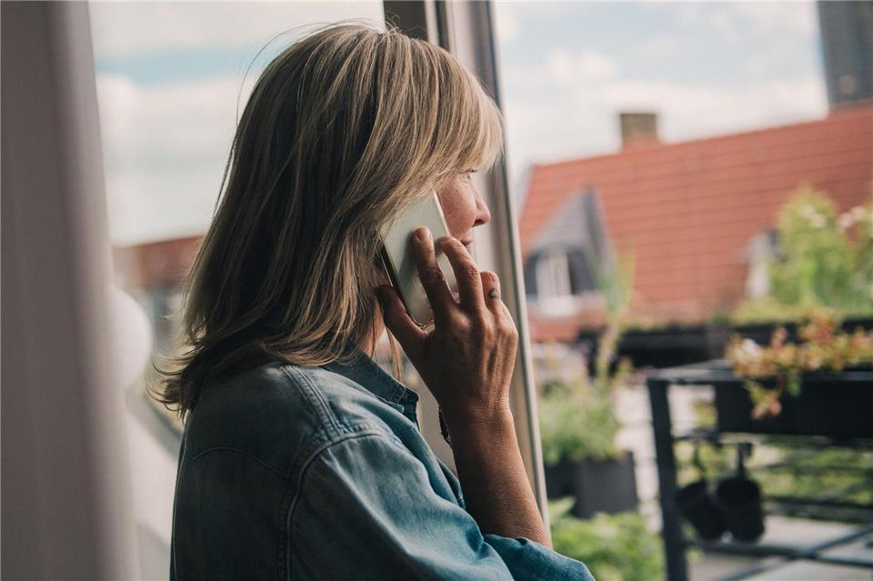 Kriminelle Anrufer üben am Telefon oft Druck aus, um an sensible Daten zu gelangen. Der beste Schutz: einfach auflegen.Zacharie Scheurer/dpa-tmn