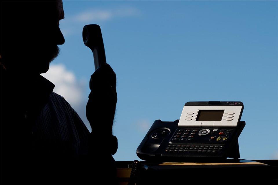 Kriminelle nutzen auch Informationen, die sie aus Traueranzeigen haben, um Hinterbliebene zu überlisten. (Symbolbild)Julian Stratenschulte/dpa