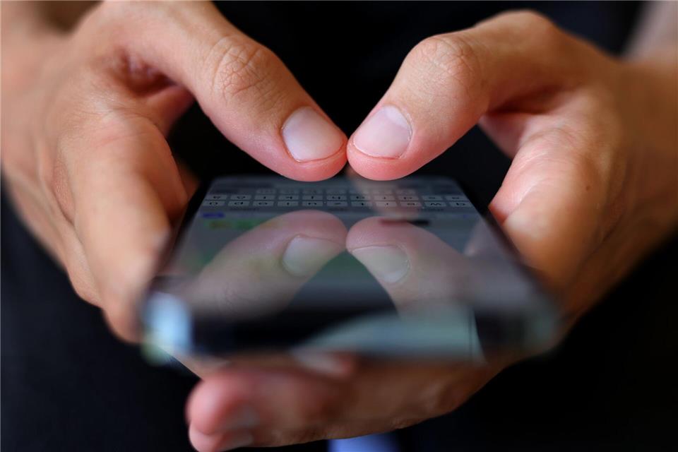 Kriminelle nutzen oft gefälschte SMS, um Menschen unter Druck zu setzen und zur Herausgabe von Geld zu bewegen. (Symbolbild)Karl-Josef Hildenbrand/dpa