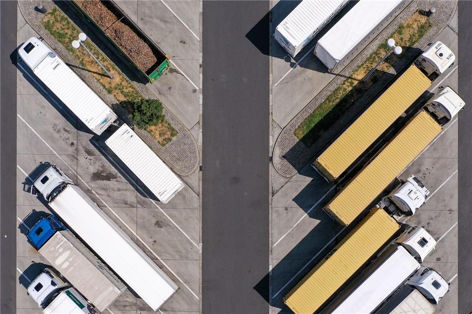 Kriminelle schlagen vor allem auf Park- und Rastplätzen entlang der Autobahnen zu und klauen Ladung mit enormem Wert. (Symbolbild)Jan Woitas/dpa