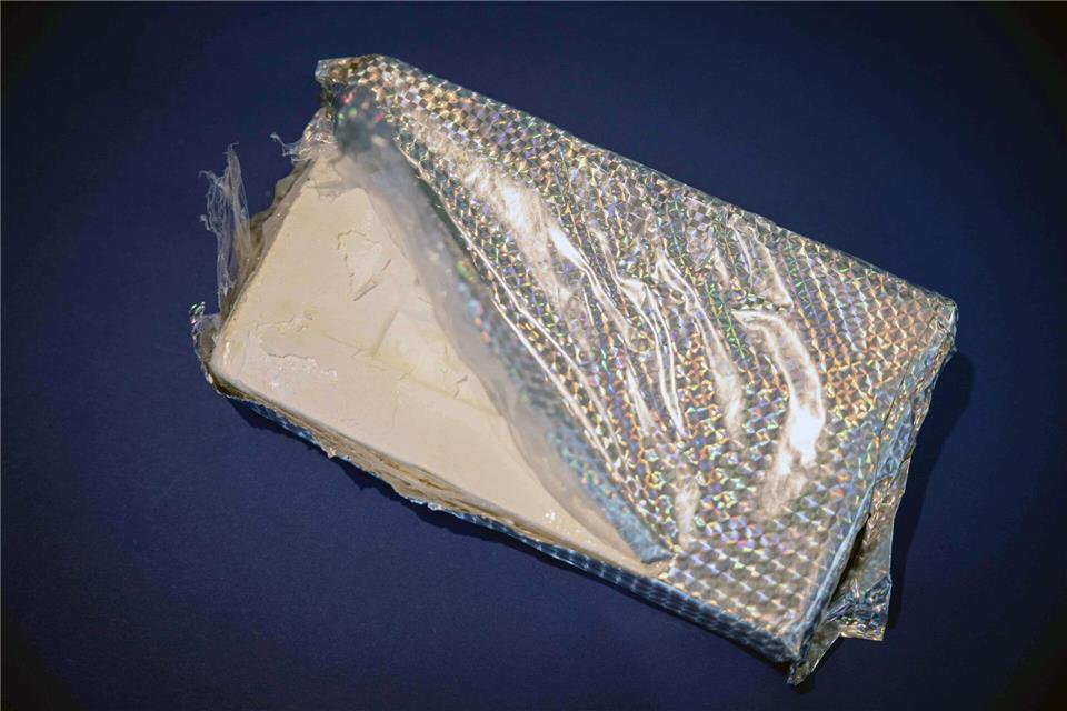 Kriminelle wollten 3.600 Kilogramm Kokain über Hamburg nach Deutschland bringen, von dort sollten die Drogen weiterverkauft werden. Nun hat die Polizei einen mutmaßlich Beteiligten festgenommen. (Symbolbild) Christian Charisius/dpa