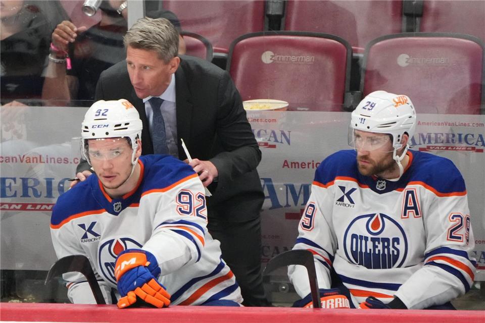 Kris Knoblauch (hinten) ist nicht mehr der Coach von Leon Draisaitl (r). (Archivbild)Lynne Sladky/AP/dpa