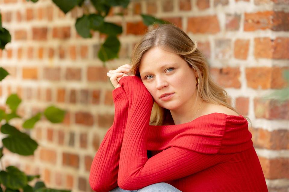 Kris - gespielt von Edda Lina Janz - geht ihren eigenen Weg und kommt ihrem Traum, Tischlerin zu werden, Schritt für Schritt näher. (Archivbild)Ulrich Perrey/dpa