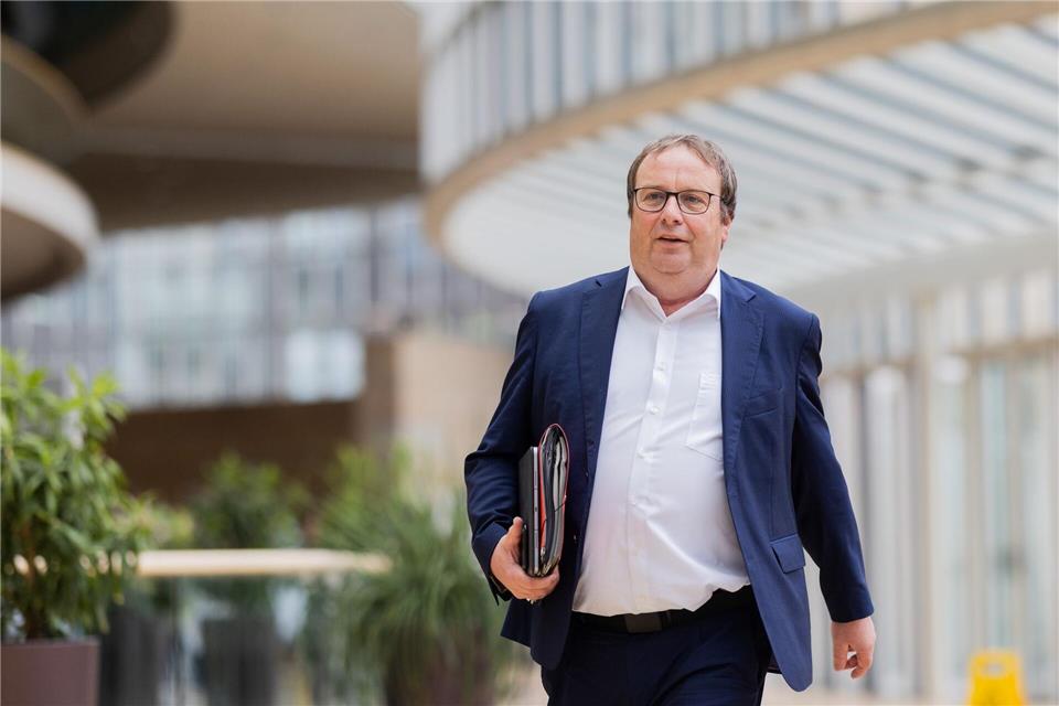 Krischer forderte am Wochenende vom Bund Geld für den Fahrrinnen-Ausbau. (Archivbild)Rolf Vennenbernd/dpa