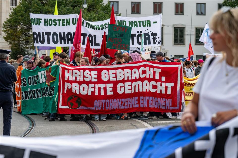 „Krise gebracht, Profite gemacht“ steht unter anderem auf den Bannern der Aktivistinnen und Aktivisten.Armin Weigel/dpa
