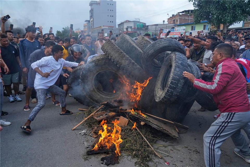 Krise in Nepal: Neue Proteste, nachdem am Vortag mehrere Menschen getötet wurden, als die Polizei Tränengas und Gummigeschosse auf Demonstranten abfeuerte, die versuchten, das Parlament wegen eines Verbots sozialer Medien und angeblicher Korruption zu stürmen.Niranjan Shrestha/AP/dpa