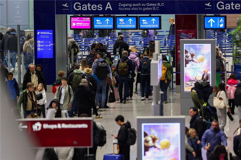 Krisen und Konflikte beeinflussen derzeit die Reiseentscheidungen vieler Urlauber. (Archivbild)Christoph Reichwein/dpa