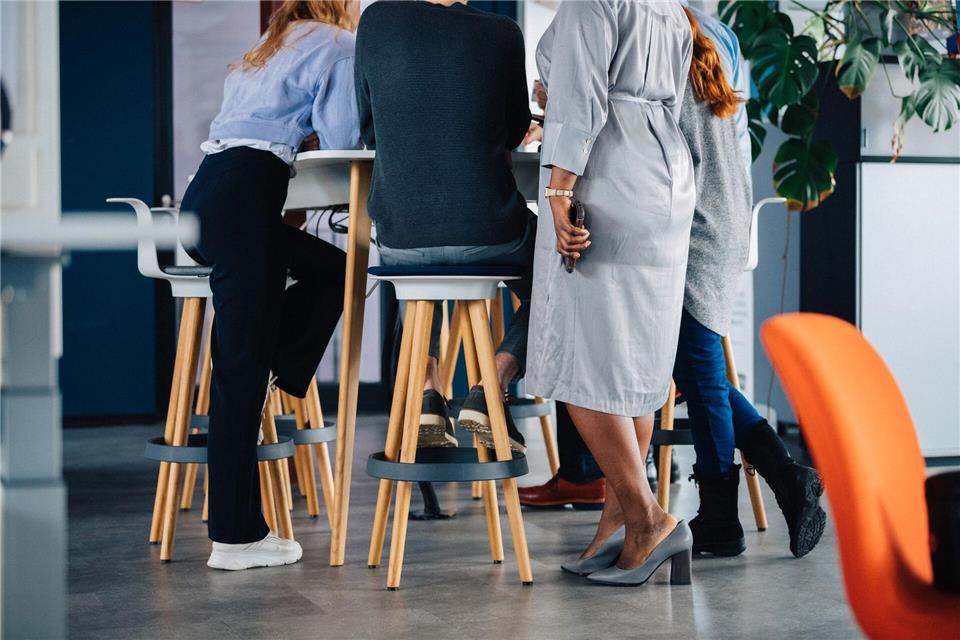 Krisenzeiten in Unternehmen schüren oft Sorgen um den Arbeitsplatz, selbst wenn kein direkter Grund besteht.picture alliance/dpa/dpa-tmn