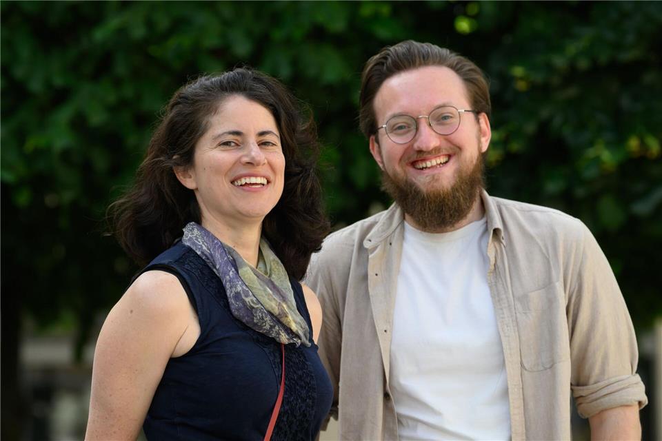 Kristen Lackeos (l) aus den USA, Astronomin am Deutschen Zentrum für Astrophysik (DZA), und Pavlo Plotko aus der Ukraine, Wissenschaftsmanager am DZA, stehen auf dem Marienplatz. Robert Michael/dpa