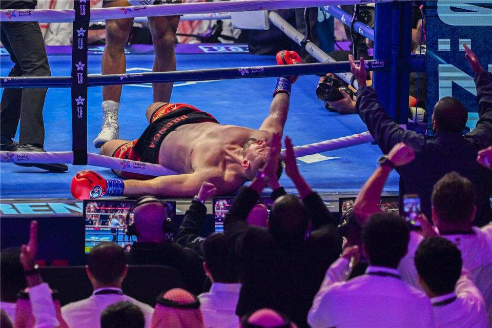 Kristian Prenga ging in der zweiten Runde zu Boden.Ali Issa/AP/dpa