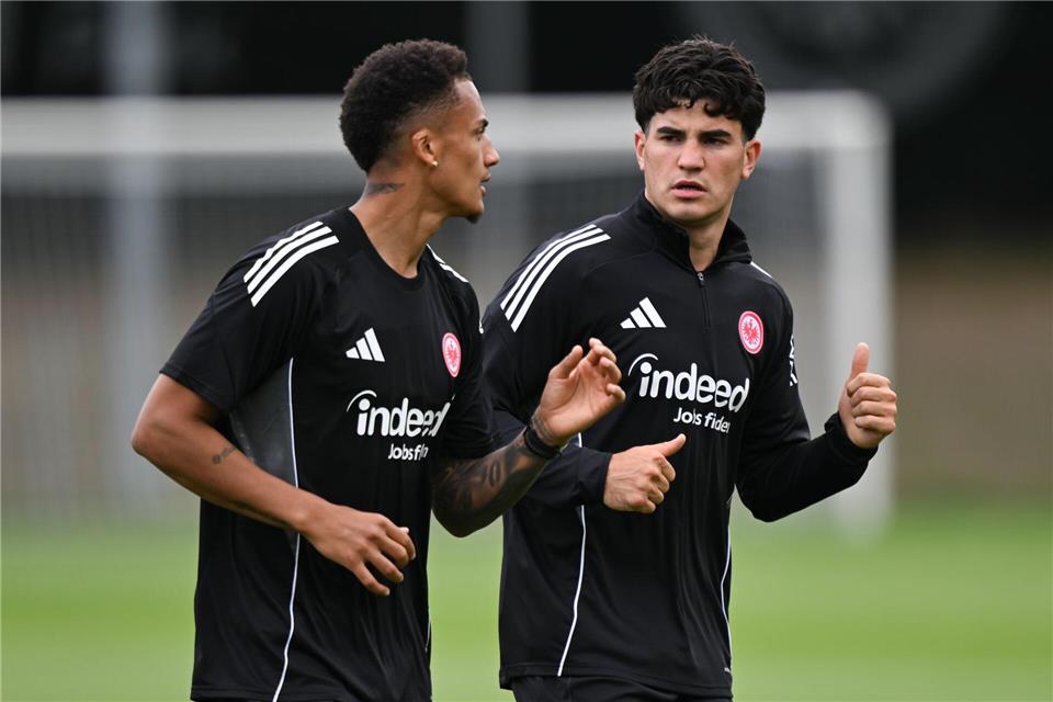 Krisztián Lisztes (r) wechselt von Eintracht Frankfurt auf Leihbasis in seine ungarische Heimat. Arne Dedert/dpa