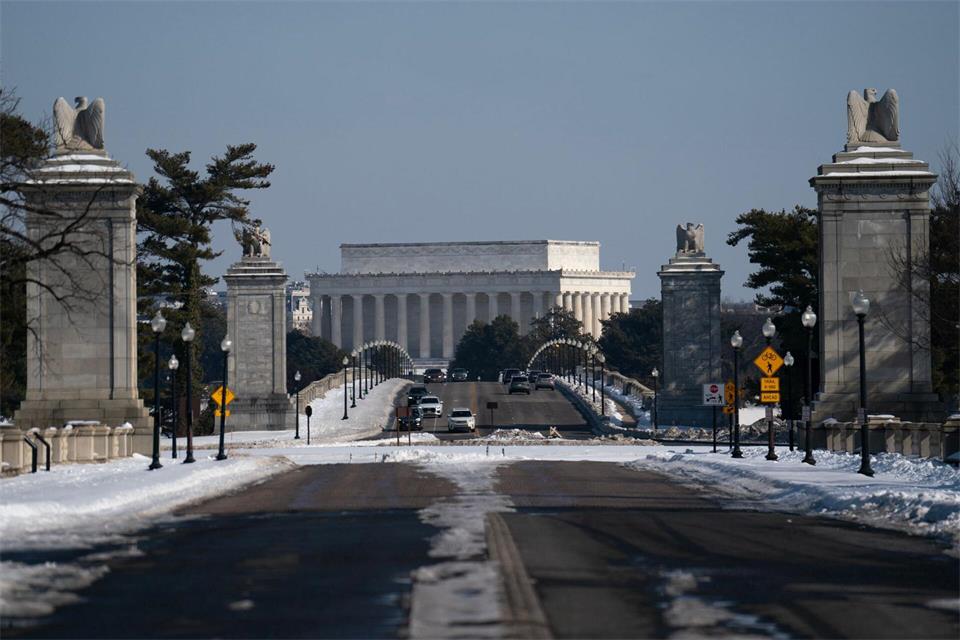 Kritiker befürchten, dass der Prestigebau das Lincoln Memorial am anderen Flussufer überschatten würde. (Archivbild) NATHAN HOWARD/AP/dpa