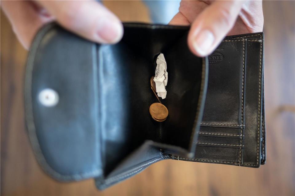 Kritiker der geplanten Reformen im Bund fürchten, viele Menschen könnten bald weniger Geld im Portemonnaie haben. (Symbolbild) Peter Steffen/dpa