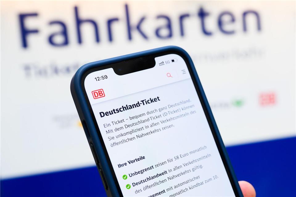 Kritiker verweisen darauf, dass ein Deutschlandticket fehlende Bus- und Bahnverbindungen insbesondere auf dem Land nicht ersetzen kann (Symbolbild) Julian Stratenschulte/dpa