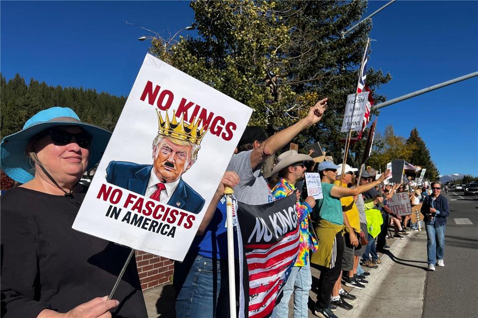 Kritiker werfen US-Präsident Donald Trump vor, zu viel Macht an sich zu reißen.Barbara Munker/dpa