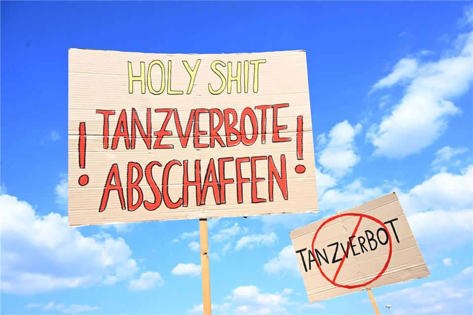 Kritikern ist das Tanzverbot ein Dorn im Auge. (Archivbild)Felix H�rhager/dpa