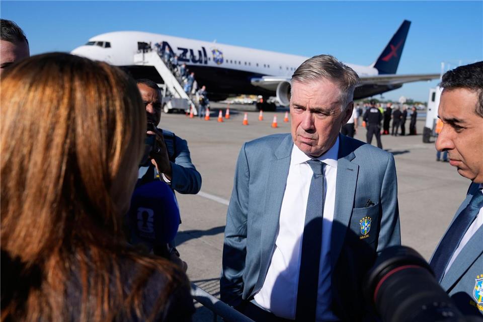Kritische Fragen? Sind für den erfahrenen Carlo Ancelotti kein Problem. (Archivbild)Seth Wenig/AP/dpa
