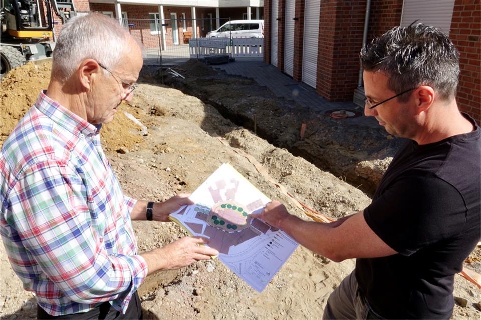 Kritischer Blick auf den Plan: Georg Badurczyk (links) und Sascha Herud gleichen den Stand der Baustelle ab. 