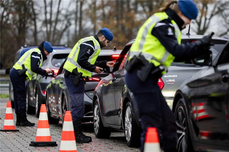 Kritischer Blick in die Autos: Kontrollen an der niederländischen Grenze.Remko De Waal/ANP/dpa