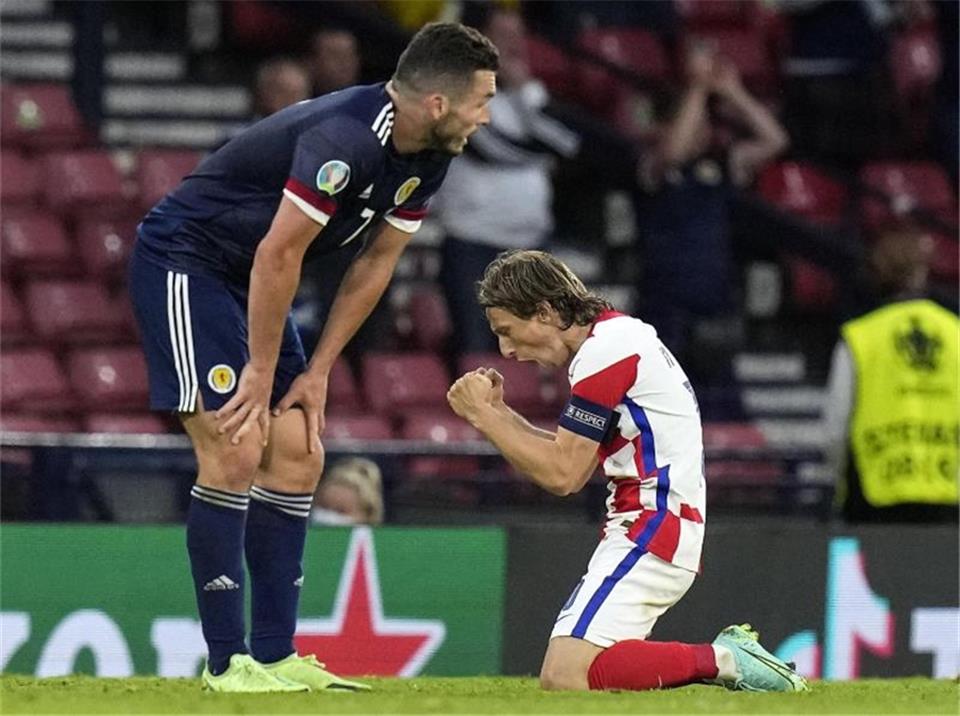 Kroatien feiert Achtelfinale: „Land namens Modric“ Kroatien feierte nach dem Sieg gegen Schottland Starspieler Luka Modric (r).