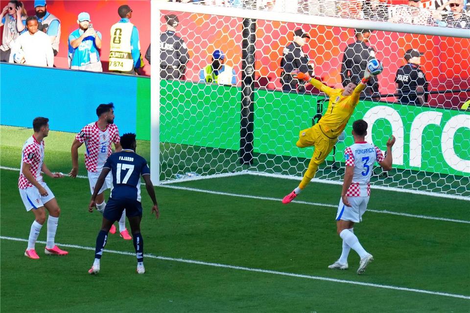 Kroatiens Torwart Dominik Livakovic bewahrte den Favoriten vor einem Gegentor.Chris Young/The Canadian Press/AP/dpa