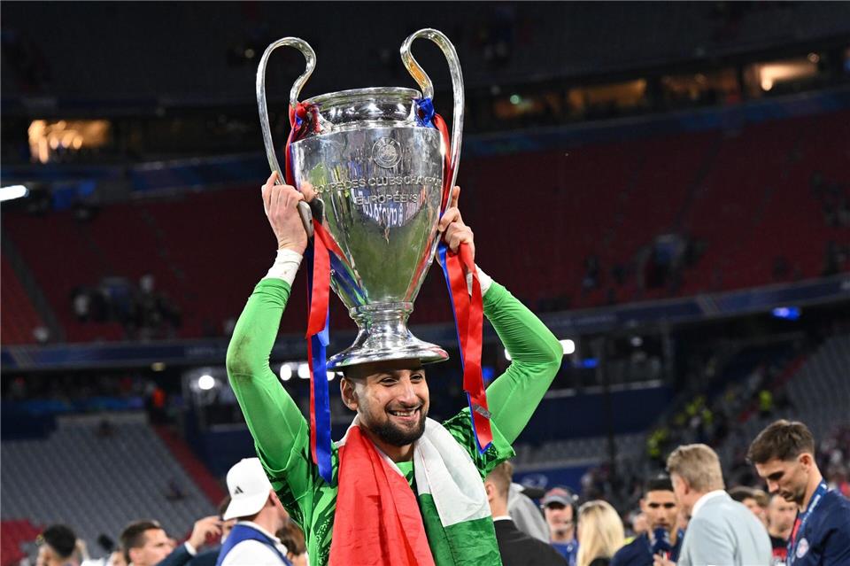 Krönung: Gianluigi Donnarumma mit der Champions-League-Trophäe.Sven Hoppe/dpa