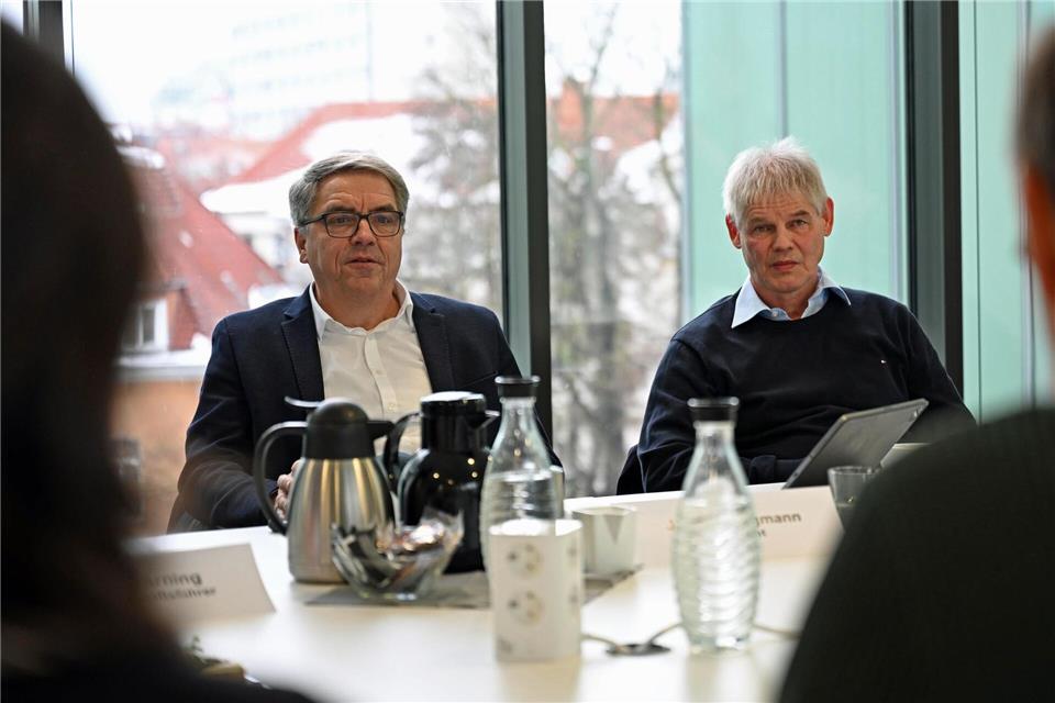 Krogmann (l) und Klingebiel halten die geplanten 800 Millionen Euro für Schüler-Tablets für zu knapp bemessen.Shireen Broszies/dpa