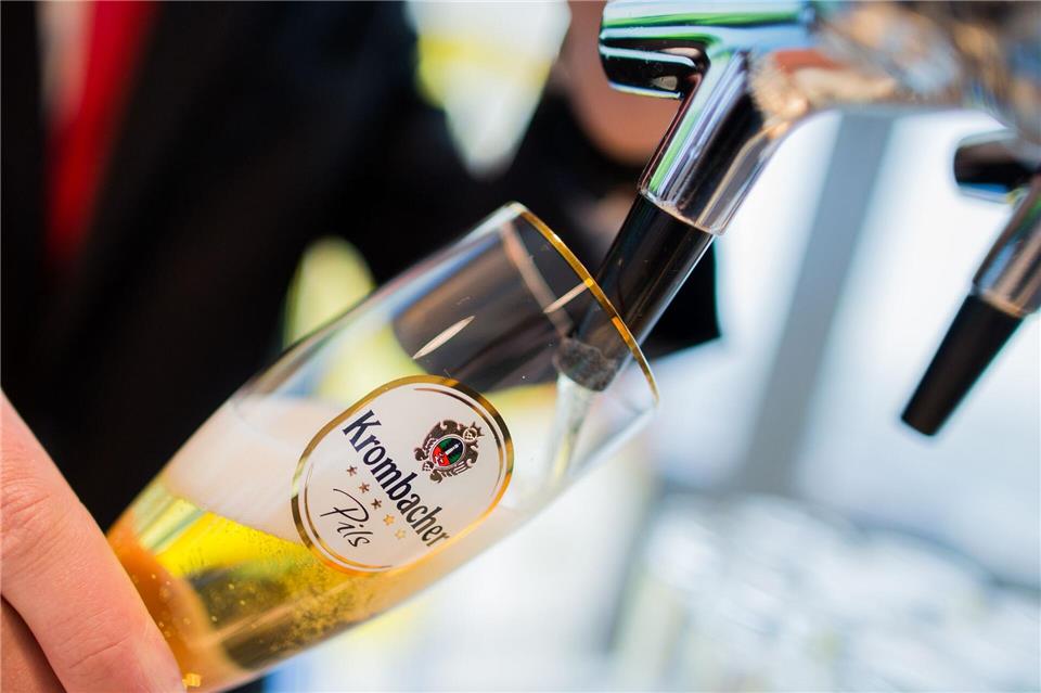 Krombacher hält Bierabsatz stabil. (Archivbild)Rolf Vennenbernd/dpa