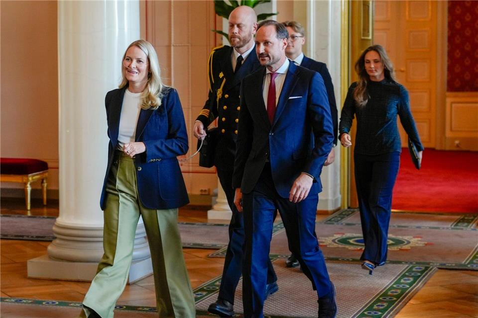 Kronprinz Haakon macht sich große Sorgen um seine Frau, Kronprinzessin Mette-Marit (l). (Archivbild)Lise Åserud/NTB Pool/dpa