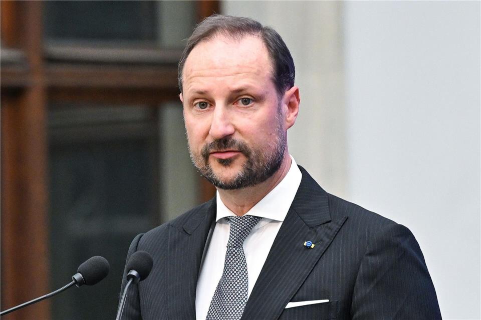 Kronprinz Haakon wird kommende Woche nicht beim Prozess gegen seinen Stiefsohn dabei sein. Radek Pietruszka/PAP/dpa