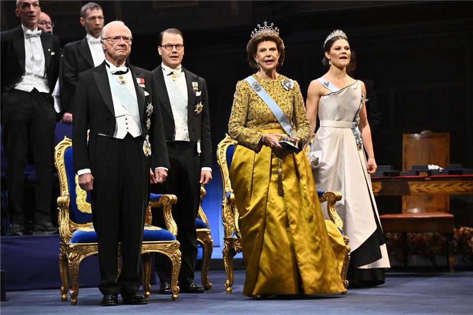 Kronprinzessin Victoria (rechts) besucht gemeinsam mit ihren Eltern König Carl XVI. Gustaf (links) und Königin Silvia (2.v.r.) die Nobelpreisverleihung 2025. (Archivbild)Henrik Montgomery/TT News Agency/AP/dpa
