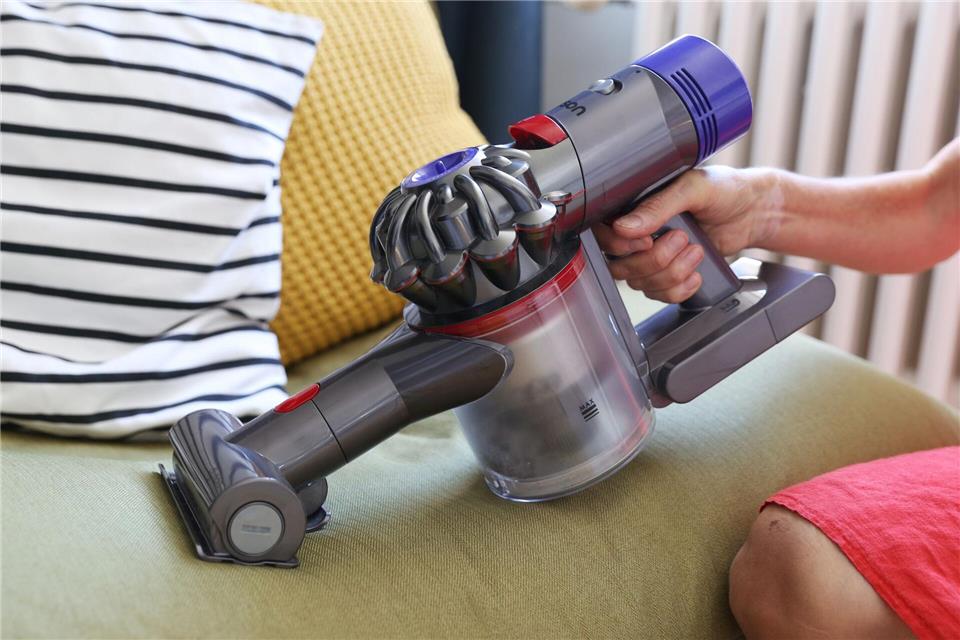Krümel-Alarm auf dem Sofa? Bei einem Handstaubsauger kommt es vor allem auf Akkulaufzeit und Handhabung an. picture alliance/dpa/dpa-tmn