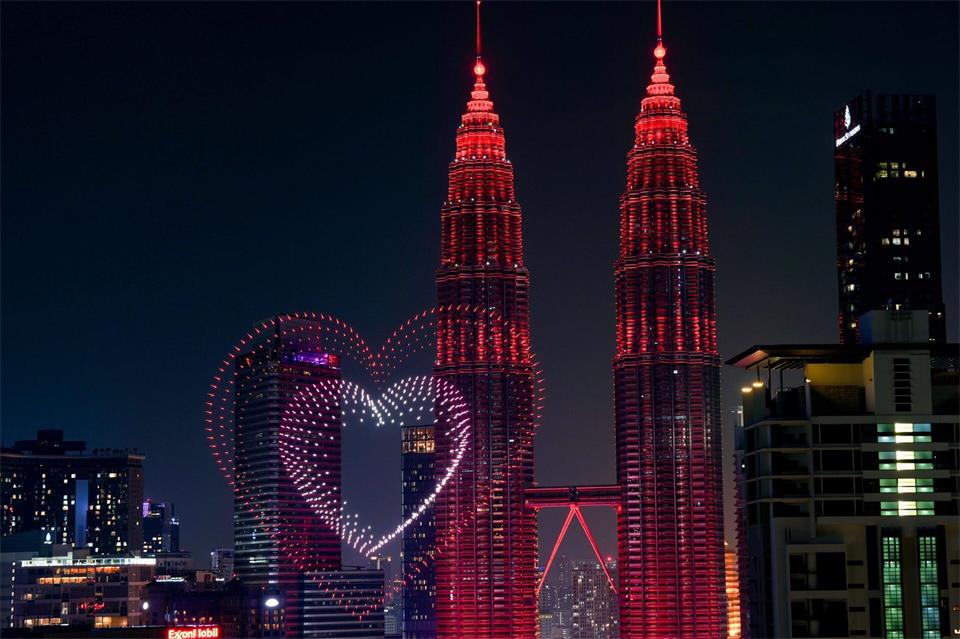 Kuala Lumpur: Petronas-Zwillingstürme mit Drohnen-Show vor Malaysias Unabhängigkeitstag am 31. AugustChen Zeguo/XinHua/dpa