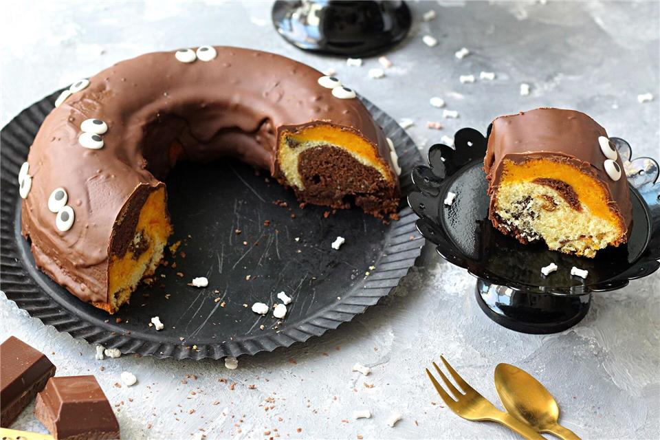 Kuchen mit besonderen Konturen, wie etwa einem Guglhupf (im Bild), Napf- oder Kastenkuchen werden nach dem Backen aus der Form „gestürzt“. Durch das Umdrehen bzw. „Stürzen“ wird die Unterseite - also die Seite, die beim Backen unten war - zur dekorativen Oberseite. Mareike Pucka/biskuitwerkstatt.de/dpa-tmn
