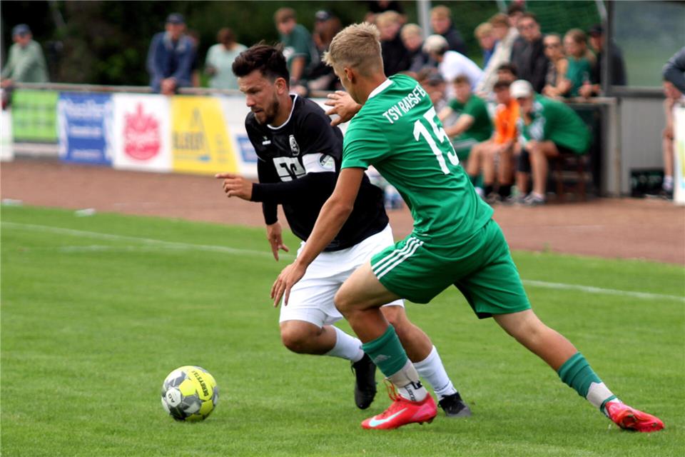 Kudret Kanoglu vom SC Reken (hinten) setzt sich hier gegen Daniel Bleker durch. Das Spiel gewann aber der TSV Raesfeld.
