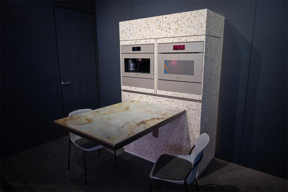 Küche, die verschwindet: Miele zeigt das Konzept „Compact Living“ – Kochmöbel, die ihre Fronten per Drehbewegung verbergen sollen.Nico Tapia/dpa-tmn