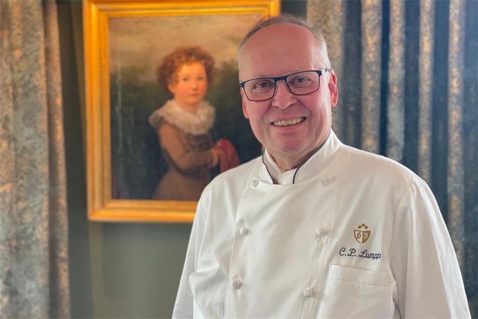 Küchenchef im „Bareiss“ und Fan des Waldes vor der Restauranttür: Claus-Peter Lumpp.Bernhard Krieger/dpa-tmn