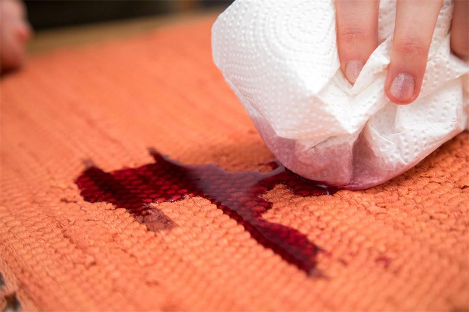 Küchenpapier ist oft praktisch - nachhaltiger sind Produkte aus Recyclingfasern.picture alliance / dpa Themendienst