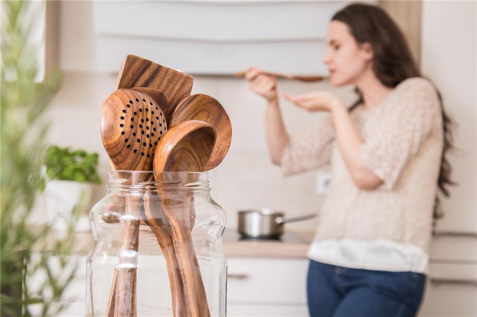 Küchenutensilien aus Holz sind robust und langlebig, gehören aber nicht in die Spülmaschine.Christin Klose/dpa-tmn