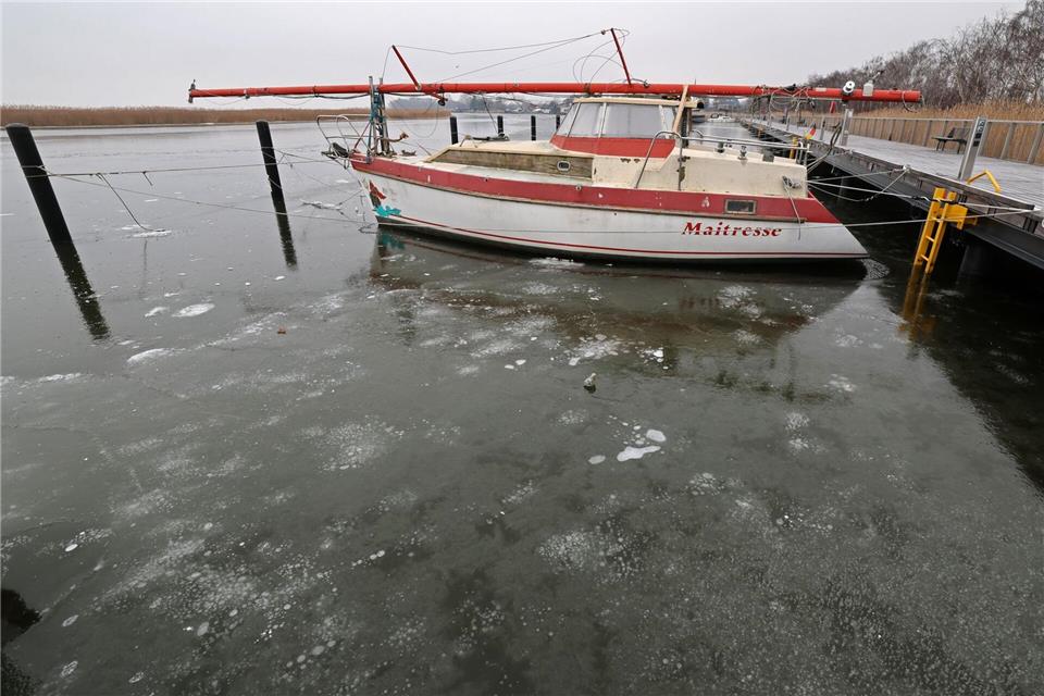 Kühle Temperaturen sorgen für Frost und Glätte. (Archivbild)Bernd Wüstneck/dpa