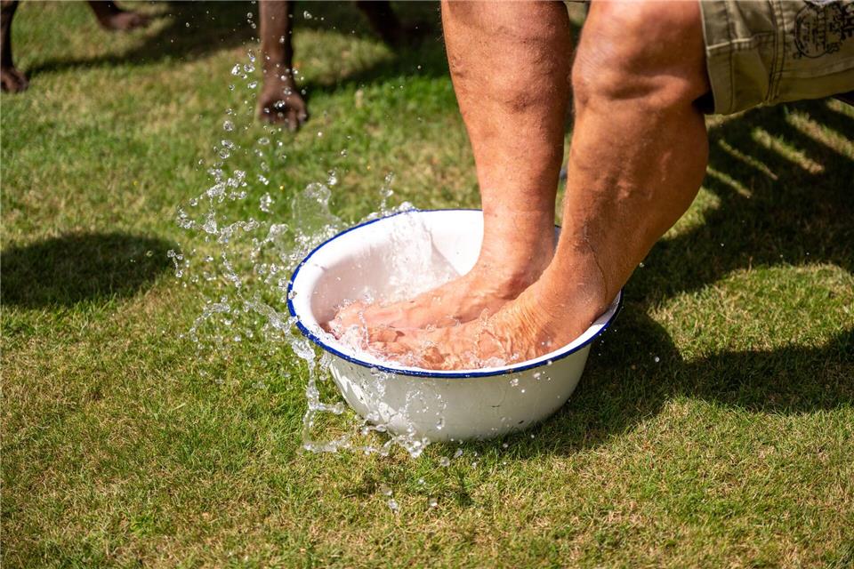 Kühlende Maßnahme: Fußbäder, Wadenwickel oder Wassersprays können bei schweren Beinen im Sommer Erleichterung bringen.Benjamin Nolte/dpa-tmn
