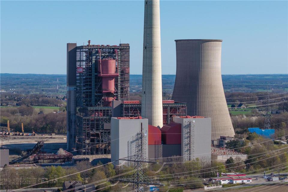 Kühlturm rechts und Kesselhaus links wurden im April 2025 gesprengt. Jetzt ist der Schornstein in der Mitte an der Reihe. (Archivbild)Friso Gentsch/dpa